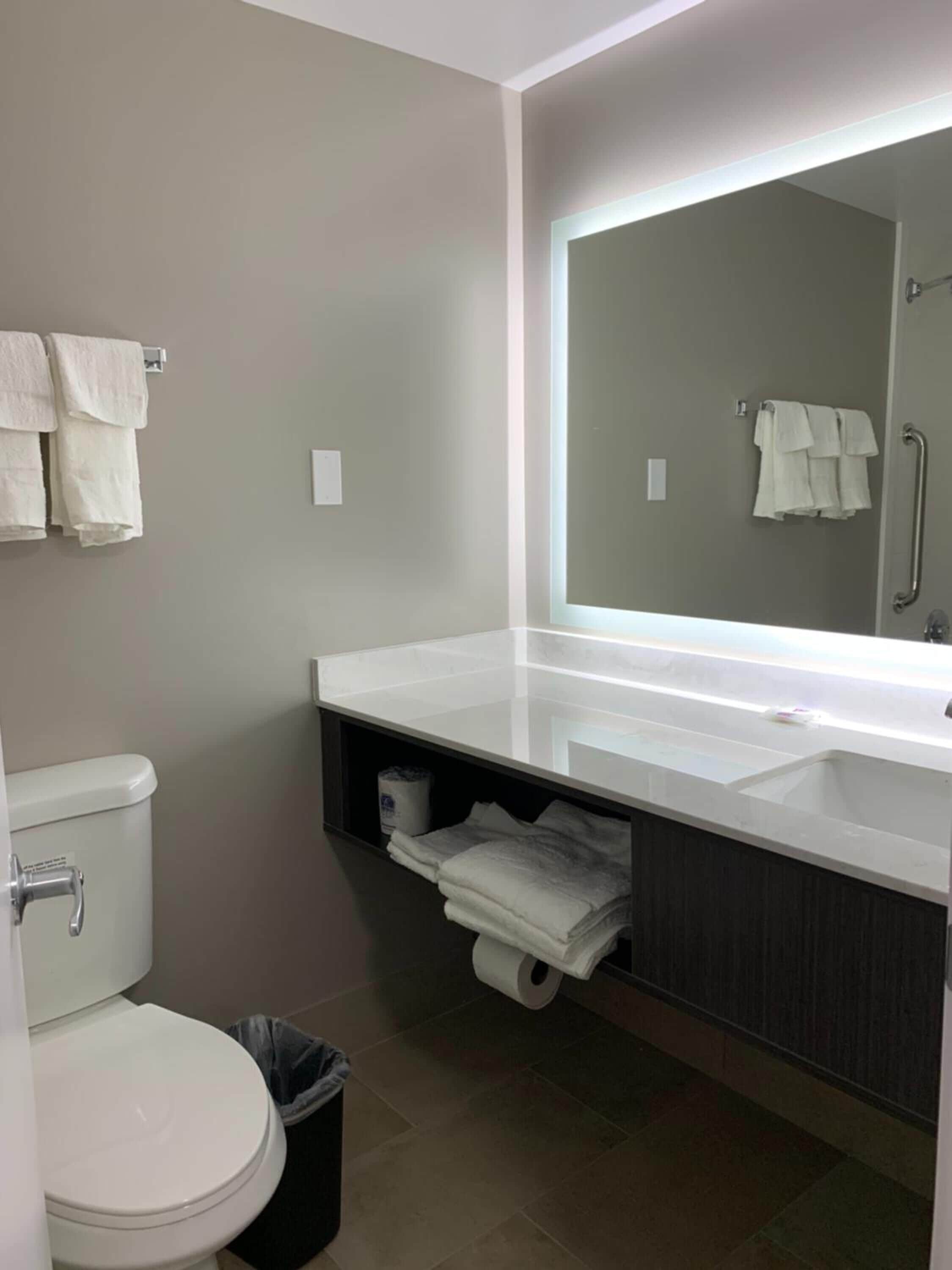 Combined shower/bathtub, hair dryer, towels