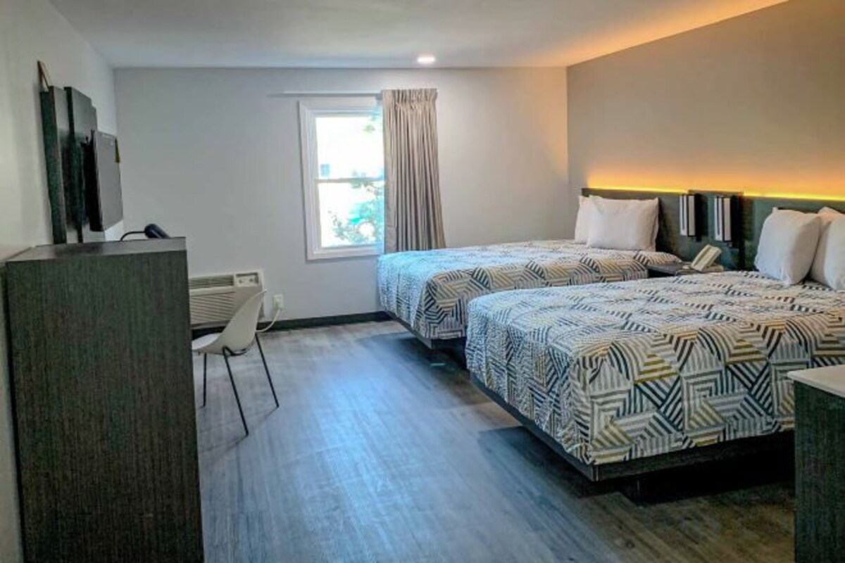 Desk, laptop workspace, WiFi (free), alarm clocks