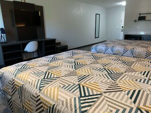 Desk, laptop workspace, free WiFi, bed sheets - Motel 6 Rockford, IL (Rockford)