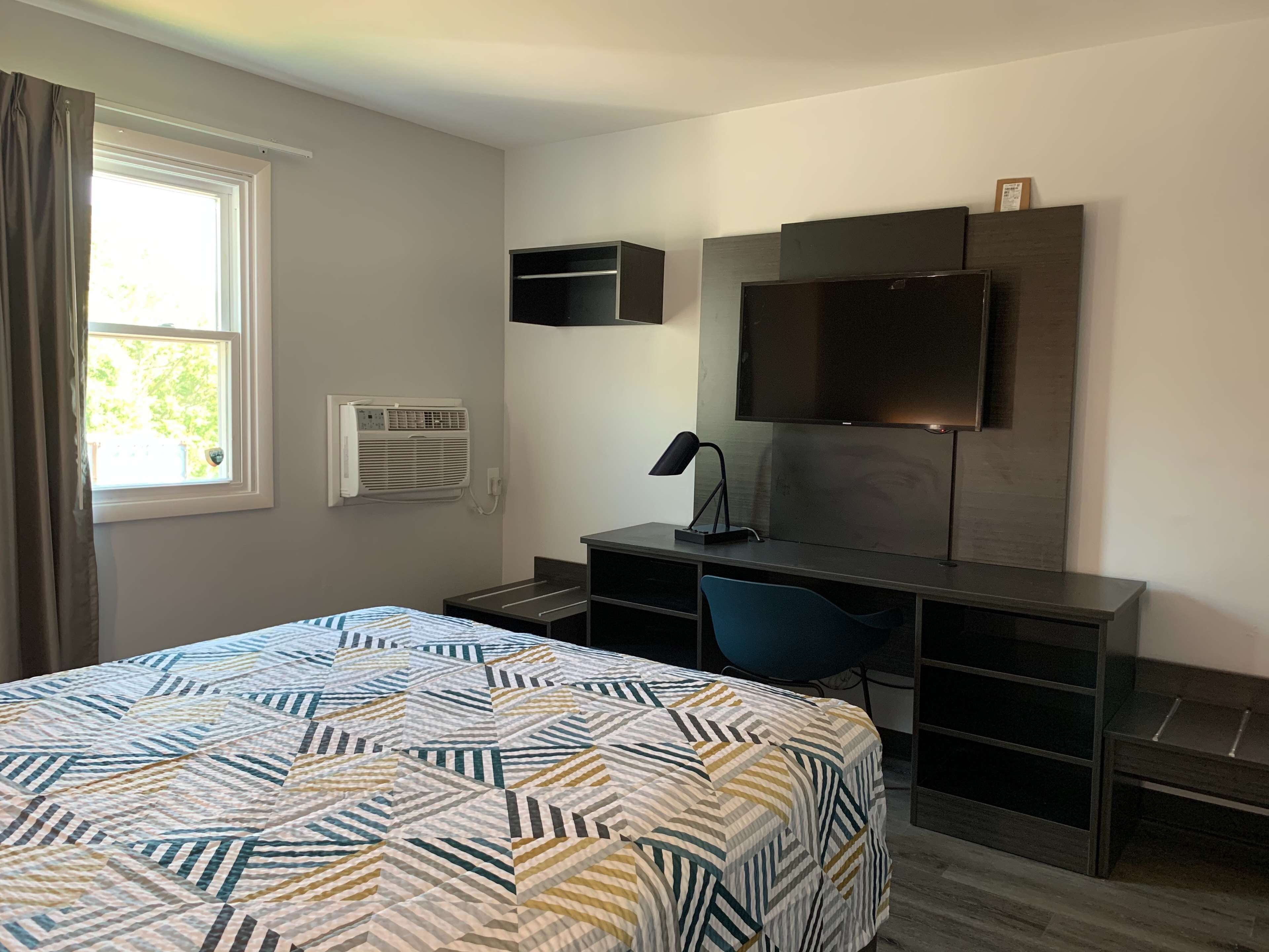 مكتب ومساحة عمل للكمبيوتر المحمول وواي فاي مجانًا وملاءات أسرّة