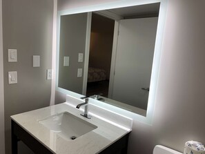 Bañera con ducha, secador de pelo, toallas