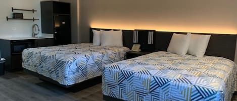 Een bureau, een laptopwerkplek, gratis wifi, beddengoed