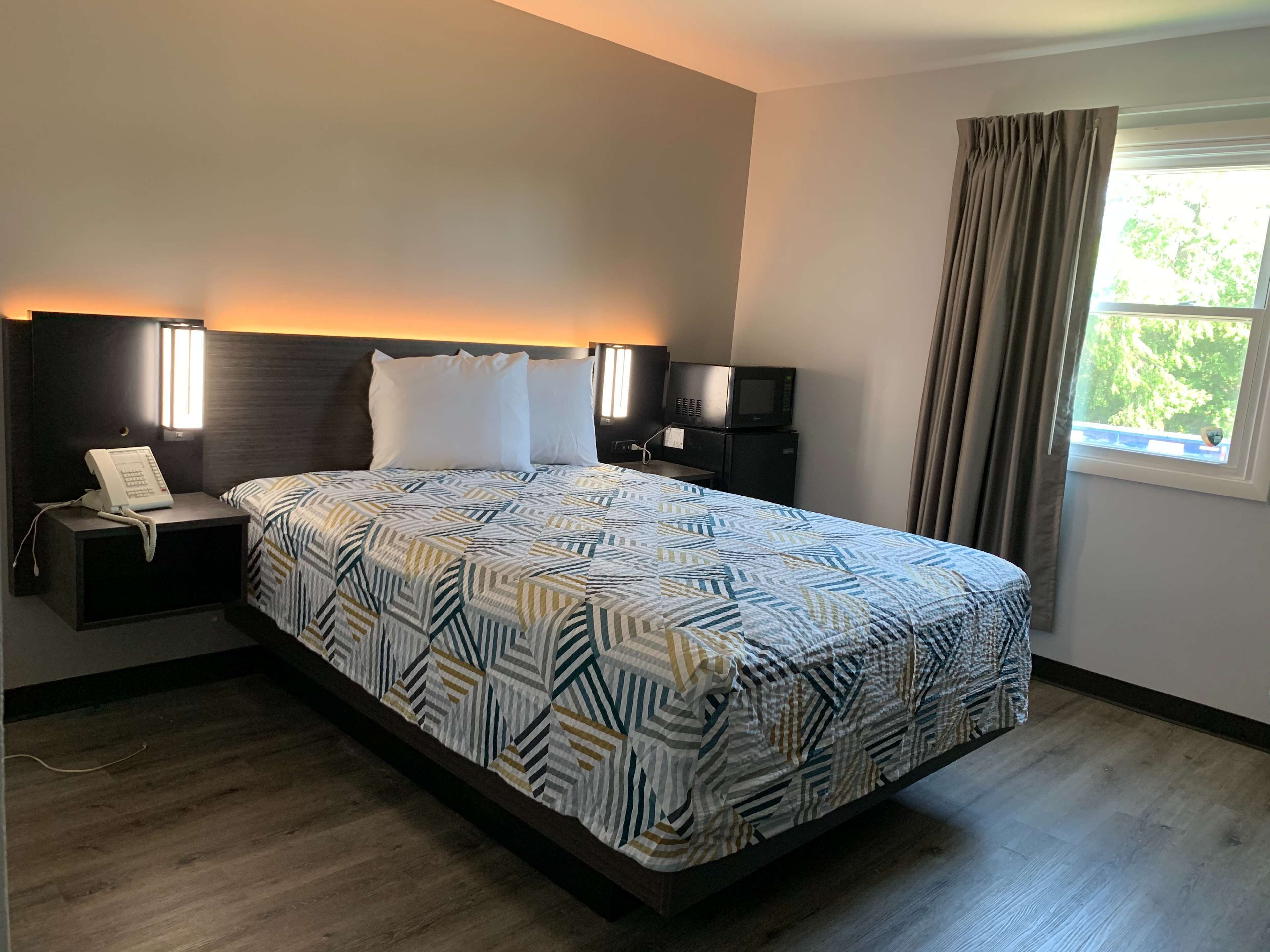 Desk, laptop workspace, free WiFi, bed sheets