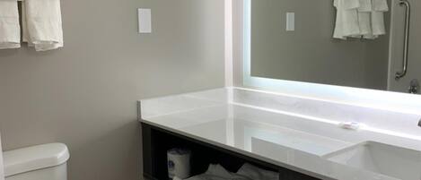 Combined shower/tub, hair dryer, towels