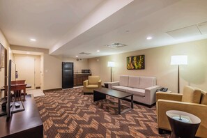 Suite, 1 King-Bett, barrierefrei, Badewanne | Wohnbereich | Fernseher