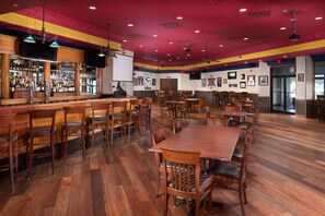 2 restoran, melayani sarapan, makan malam; sajian masakan Amerika