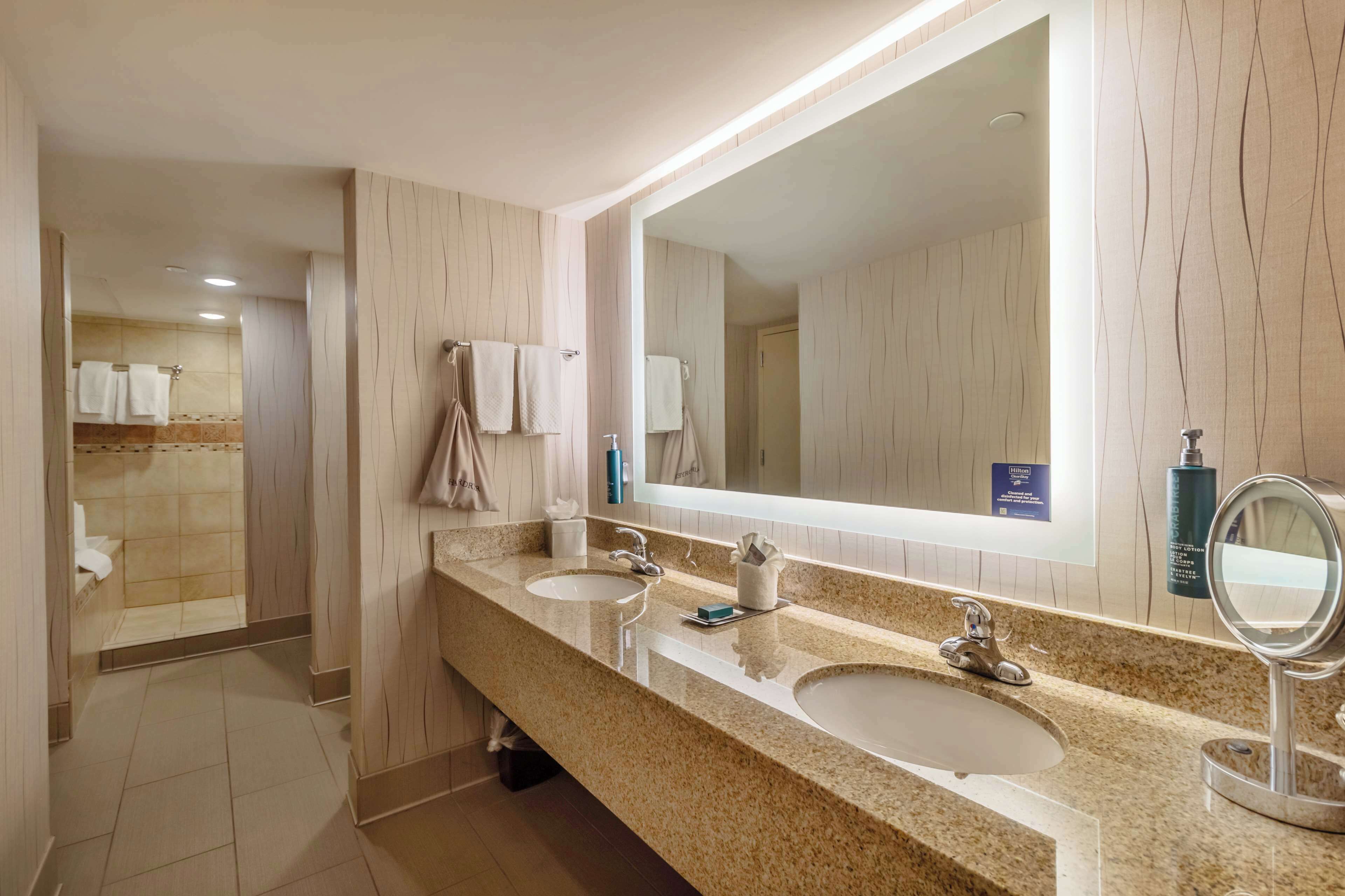 executive suite, 1 king bed, non smoking | bathroom | combined shower/bathtub, free toiletries, hair dryer, towels