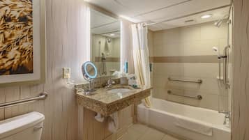 Un baño con inodoro, lavamanos y bañera.