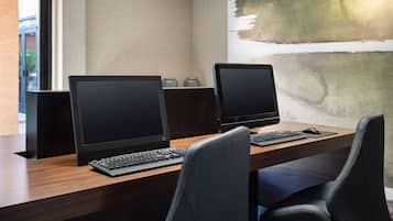 Un bureau moderne, équipé de deux écrans, d’un clavier et d’une souris.