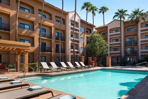 Outdoor pool, pool loungers - Sonesta Select Phoenix Camelback (Phoenix)