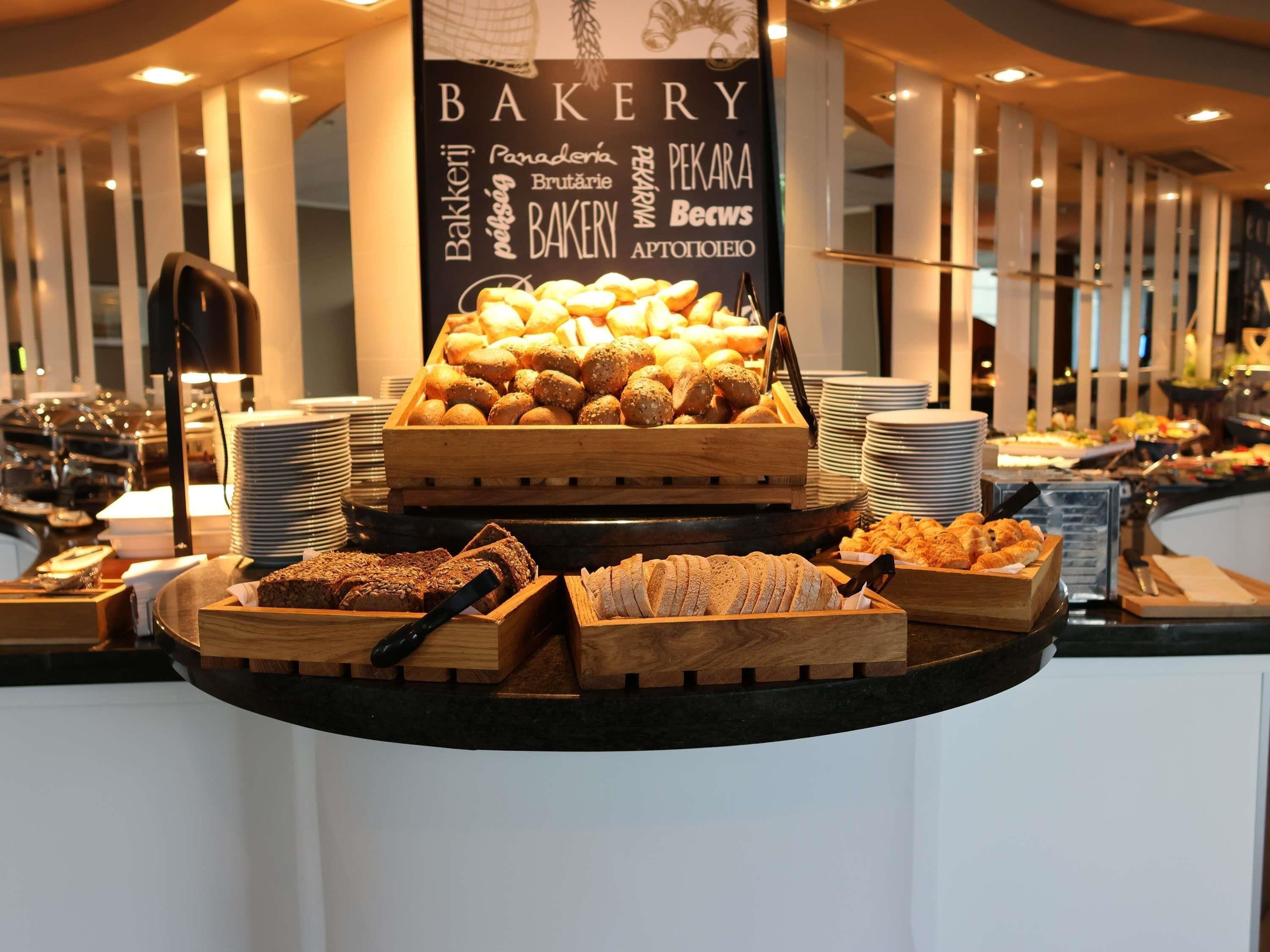 Desayuno buffet todos los días (PLN 76 por persona) 