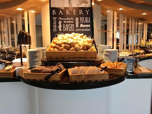 Desayuno buffet diario (PLN 76 por persona)