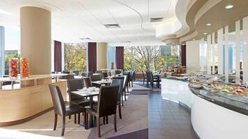 2 restaurants, spécialités Cuisine internationale