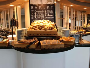 Bữa sáng buffet hàng ngày (76 PLN/mỗi người) 