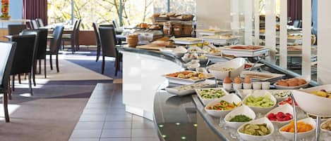 2 restaurantes; se sirve desayuno, almuerzo y cena; cocina internacional