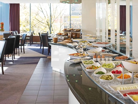 2 restaurants, breakfast, lunch, dinner served; international cuisine