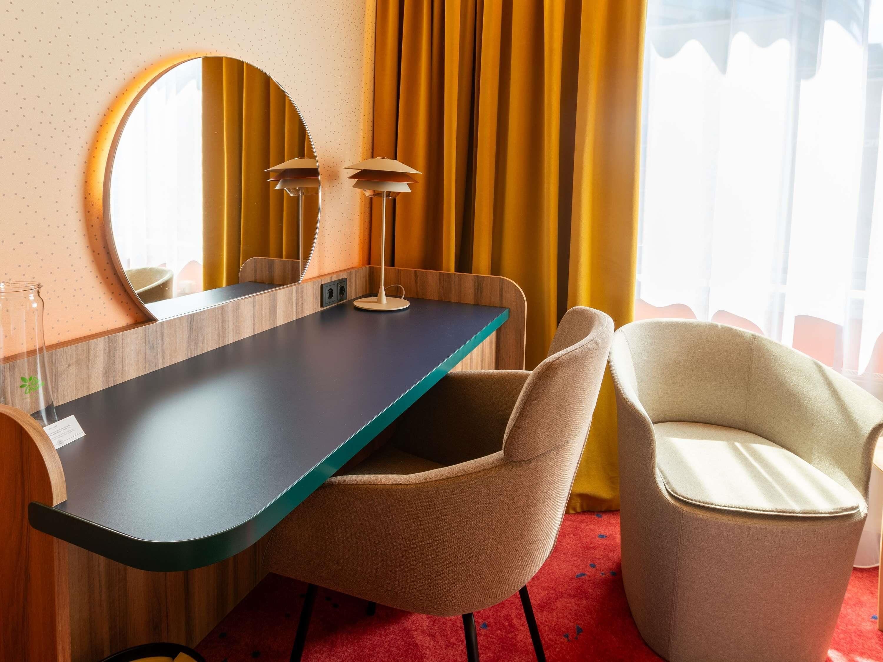 Minibar, Zimmersafe, Schreibtisch, laptopgeeigneter Arbeitsplatz