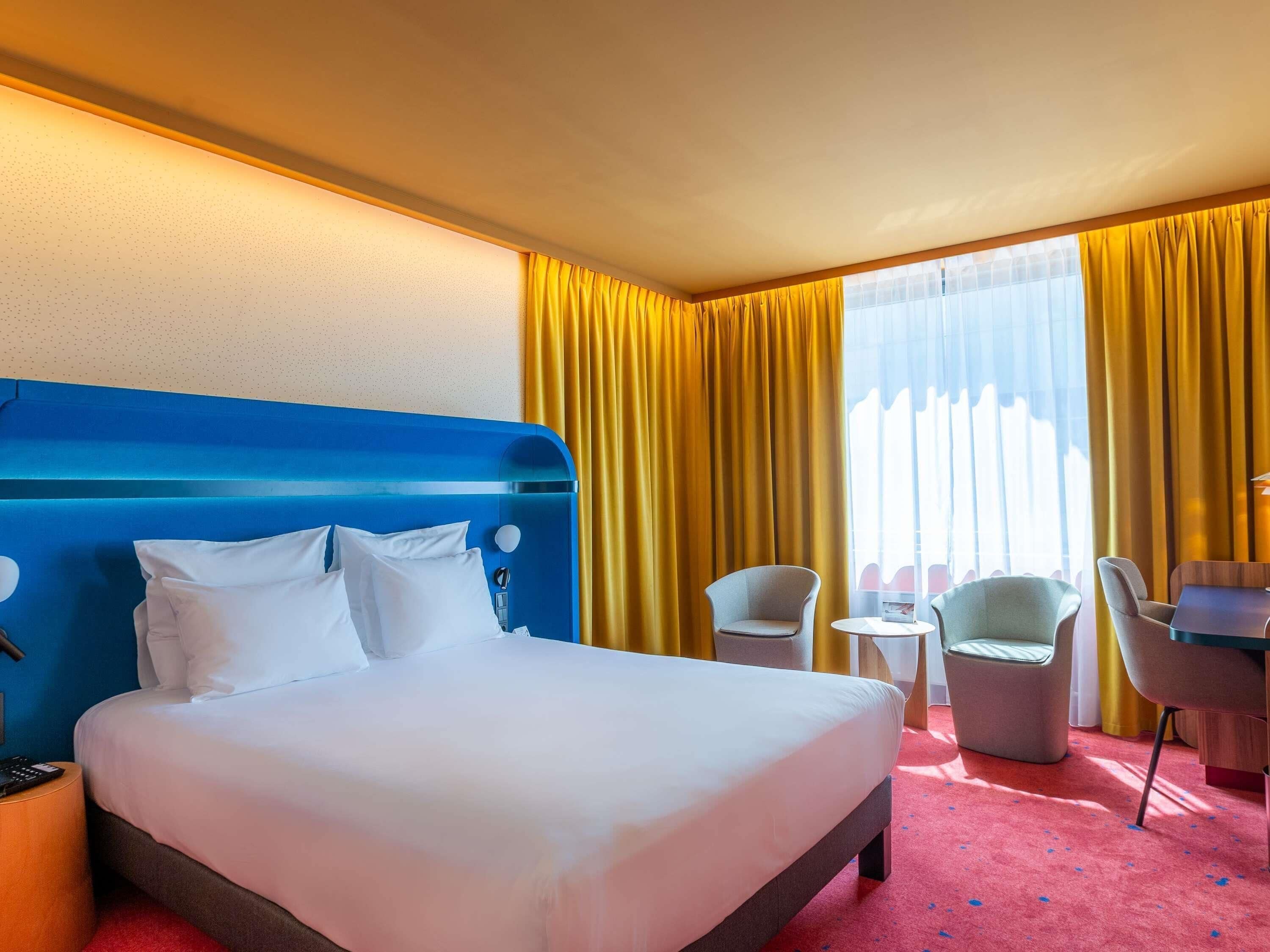 Minibar, Zimmersafe, Schreibtisch, laptopgeeigneter Arbeitsplatz