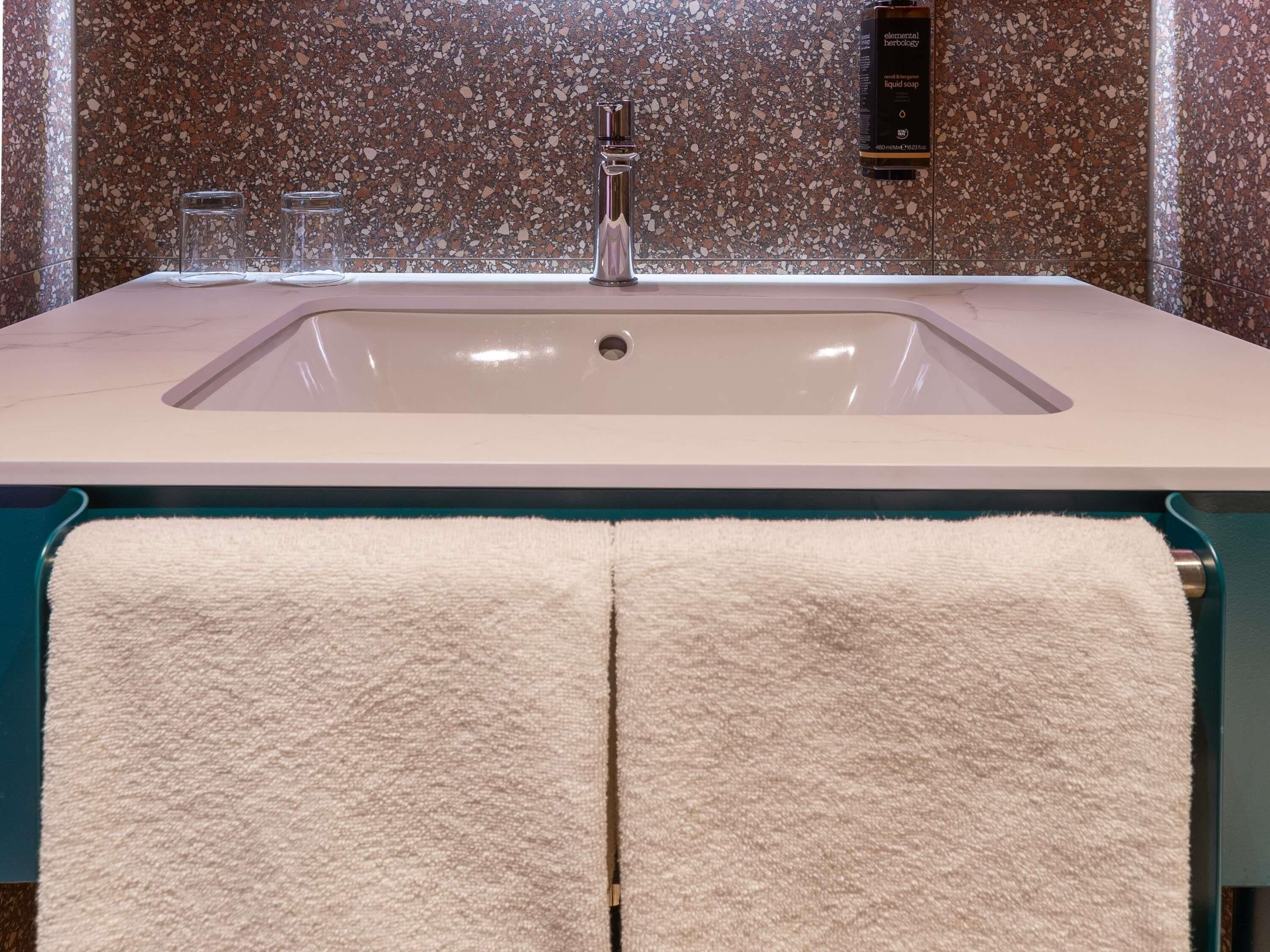 Minibar, Zimmersafe, Schreibtisch, laptopgeeigneter Arbeitsplatz