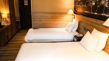 Superior Room, 2 Twin Beds | Minibar, caja de seguridad en la habitación y escritorio