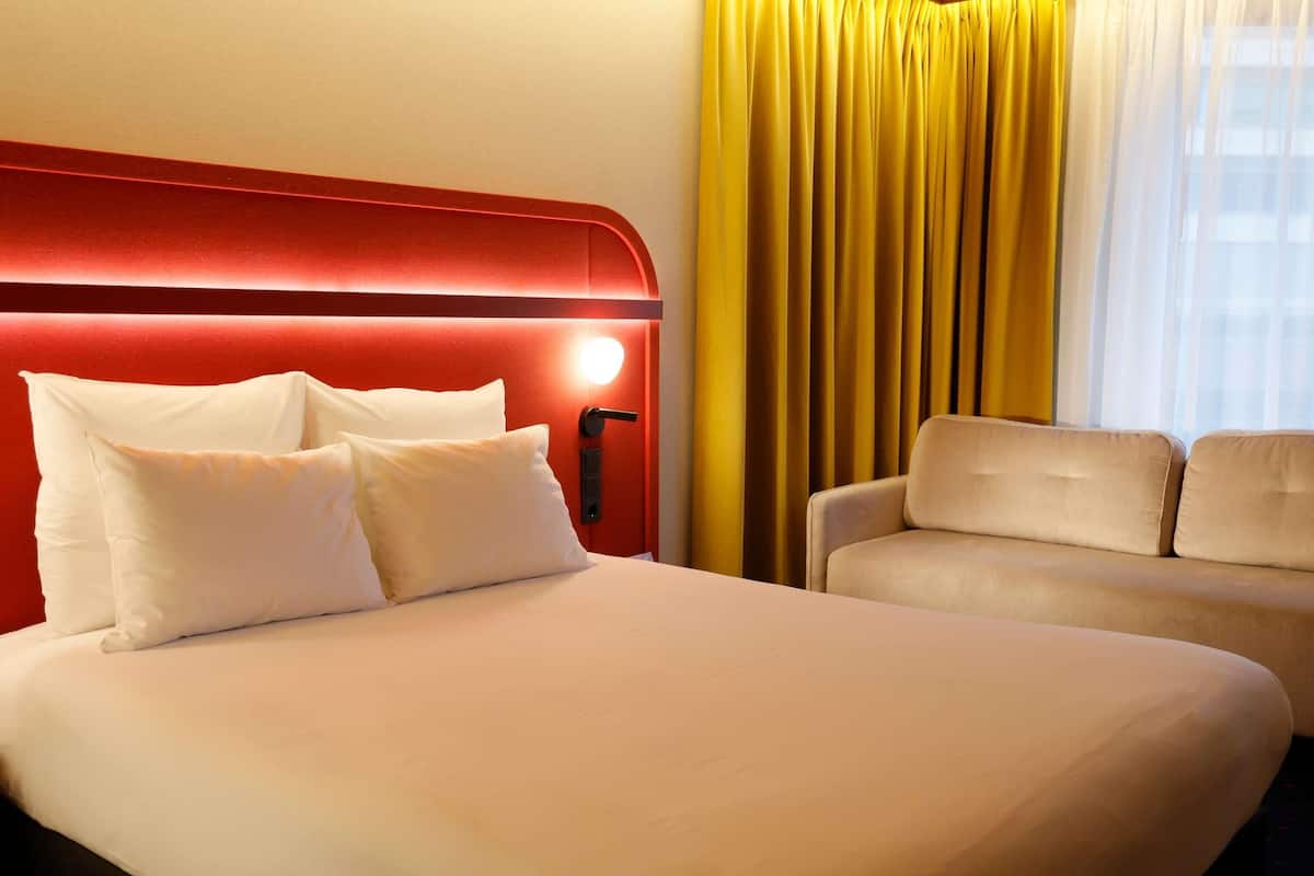 Minibar, Zimmersafe, Schreibtisch, laptopgeeigneter Arbeitsplatz