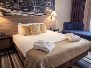 Superior Room, 1 Queen Bed | Minibar, caja fuerte, escritorio y espacio para trabajar con un portátil