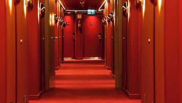 A hotel hallway with red carpet and doors numbered 522 and 521.