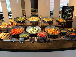 Bữa sáng buffet hàng ngày (76 PLN/mỗi người)
