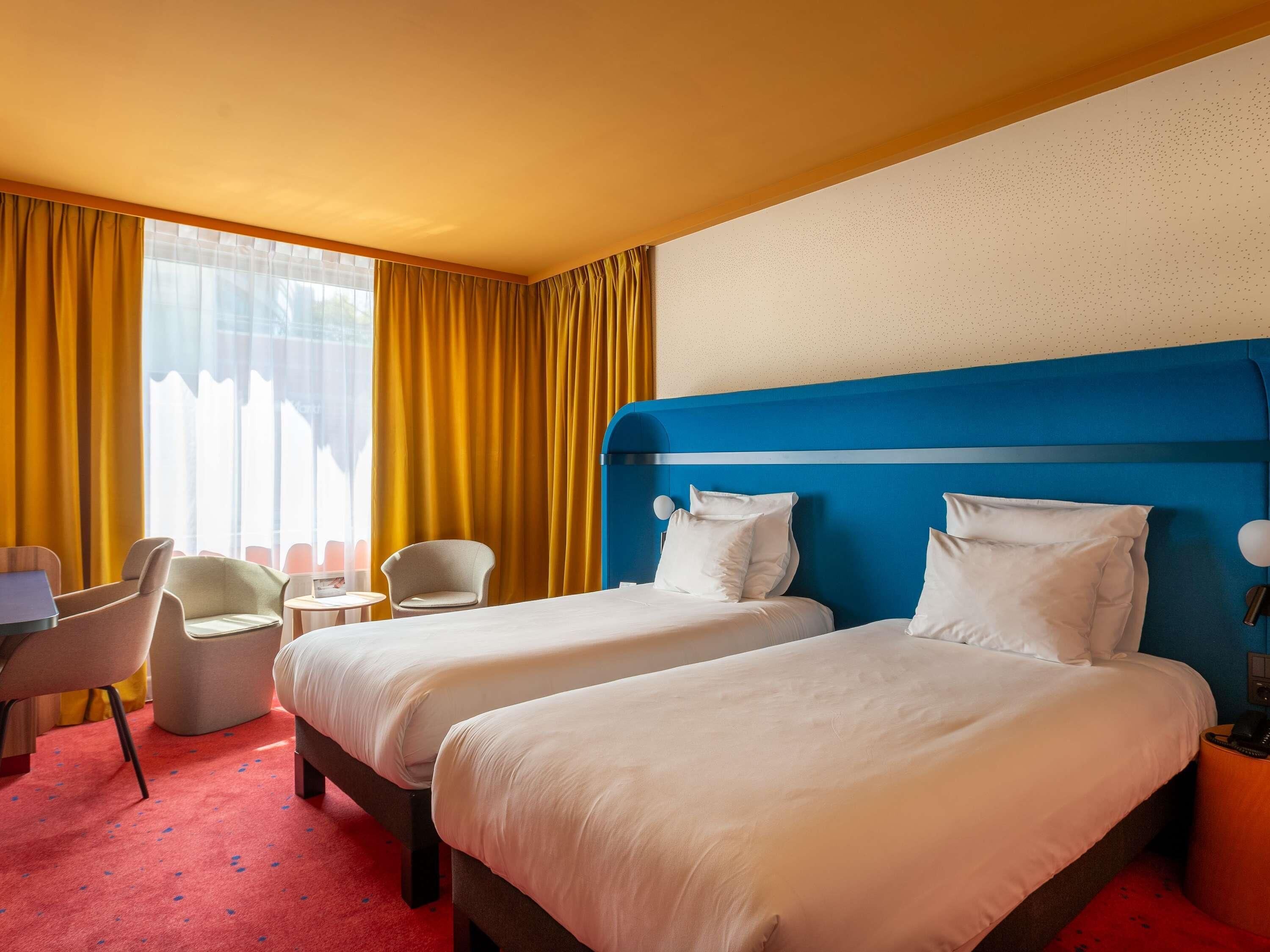 Standard Room, 2 Twin Beds | Minibar, safe på rommet, skrivebord og skrivebord for bærbar PC