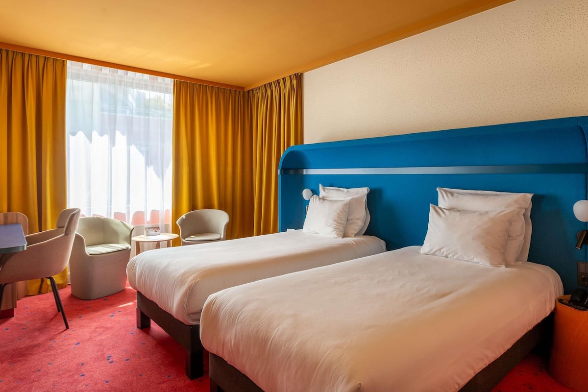 Standard Room, 2 Twin Beds | Minibar, in-room safe, desk, laptop workspace