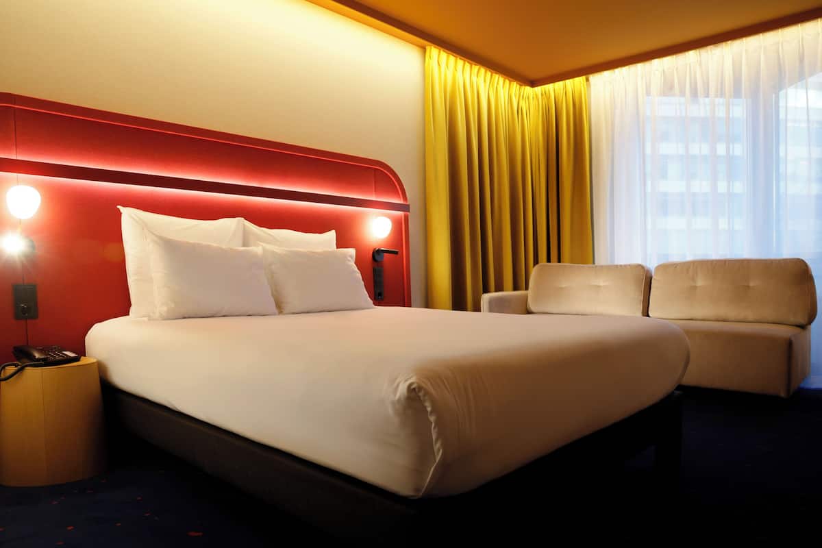 Minibar, safe på rommet, skrivebord og skrivebord for bærbar PC