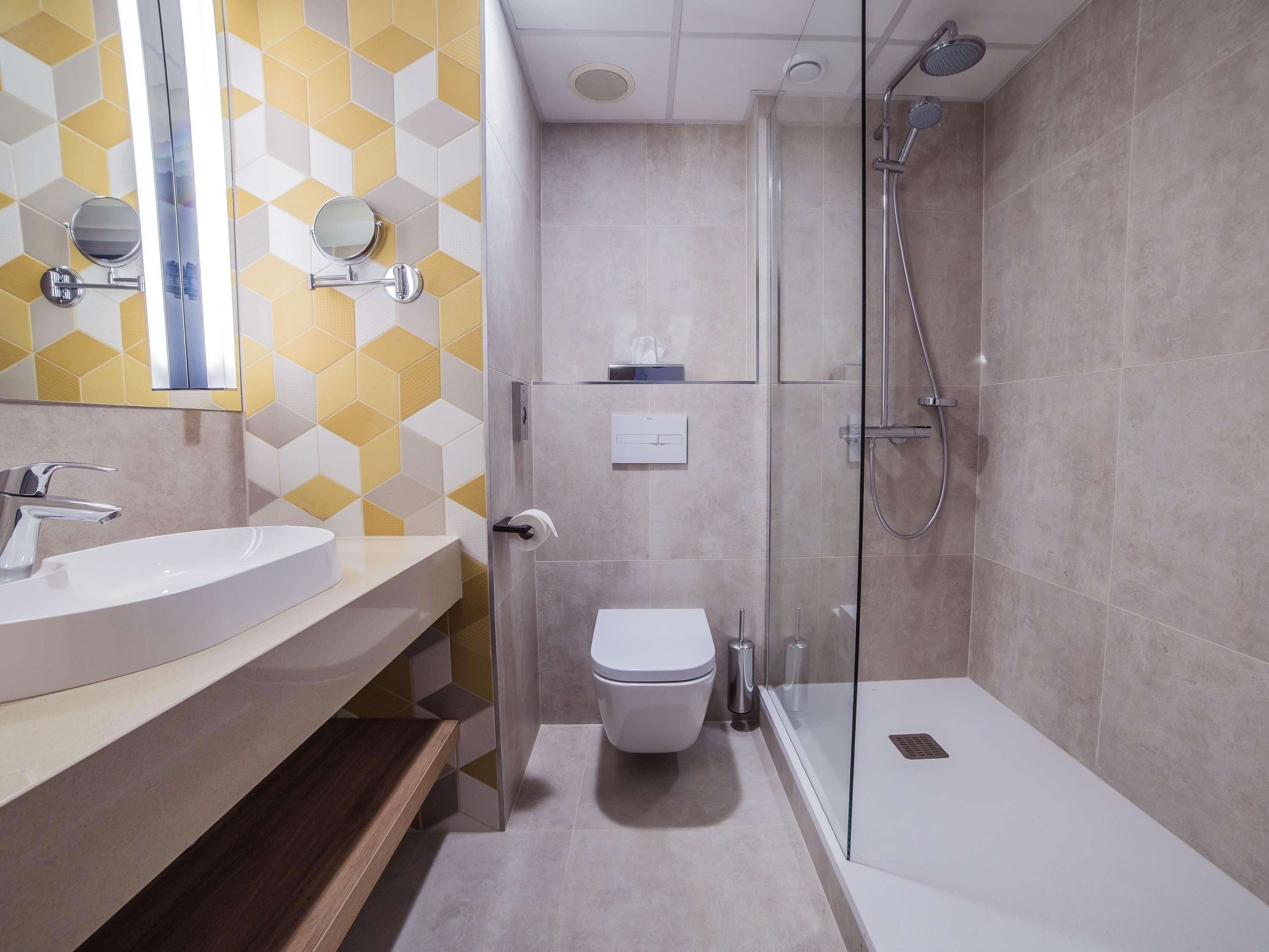 Minibar, Zimmersafe, Schreibtisch, laptopgeeigneter Arbeitsplatz