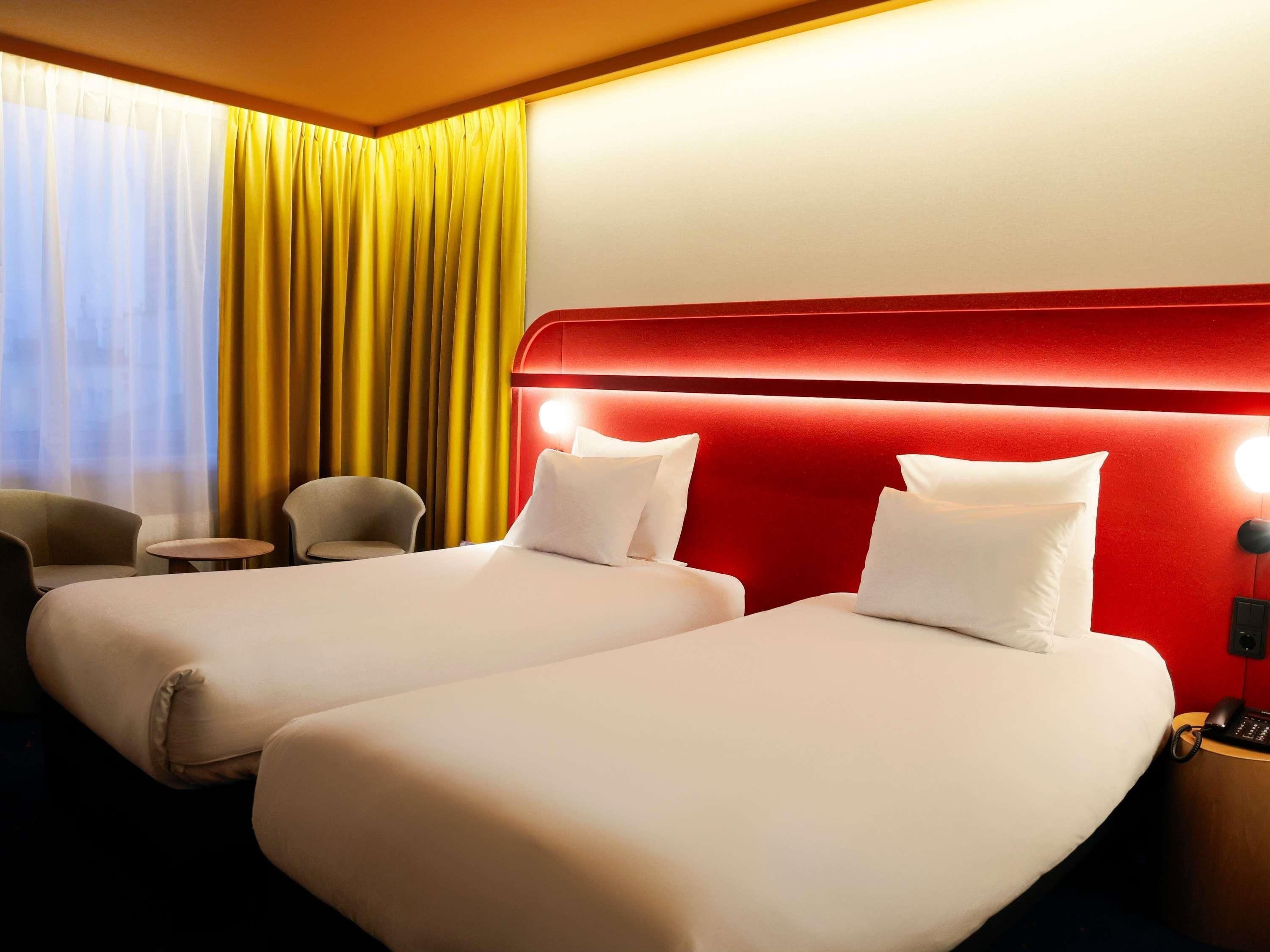 迷你吧、客房内保险箱、办公桌、笔记本电脑工作区