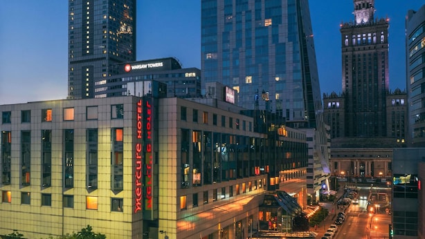 Un hotel de diseño moderno, con un letrero llamativo y un amplio frente de vidrio.