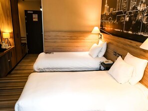 Superior Room, 2 Twin Beds | Frigobar, cofres nos quartos, escrivaninha