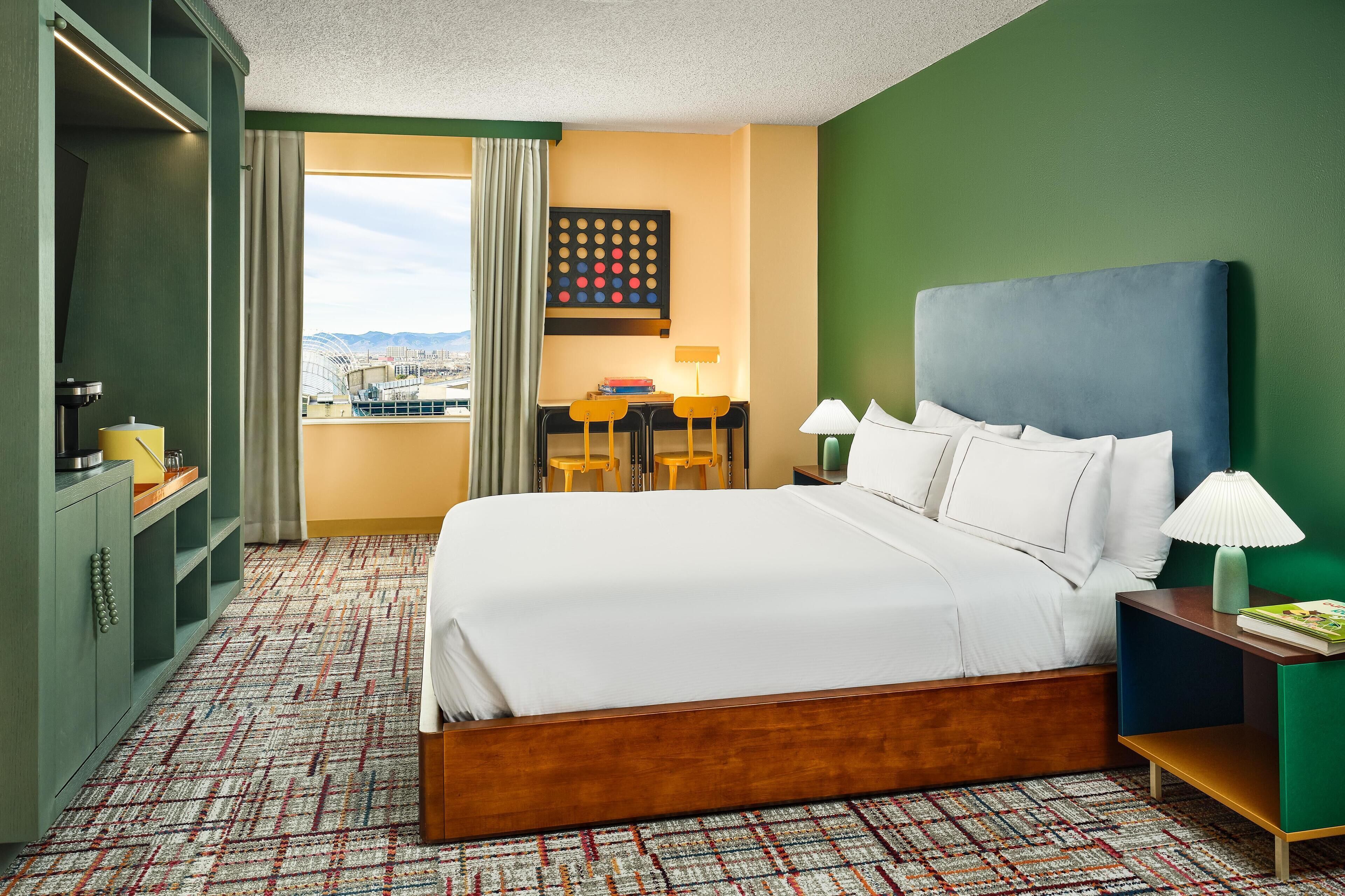 Rom, 1 kingsize-seng (Fun And Games) | Allergitestet sengetøy, safe på rommet og skrivebord