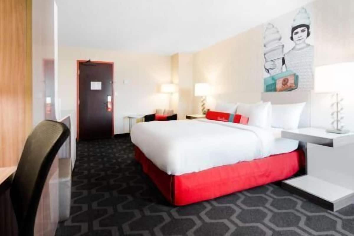 Hypo-allergenic bedding, in-room safe, desk, laptop workspace