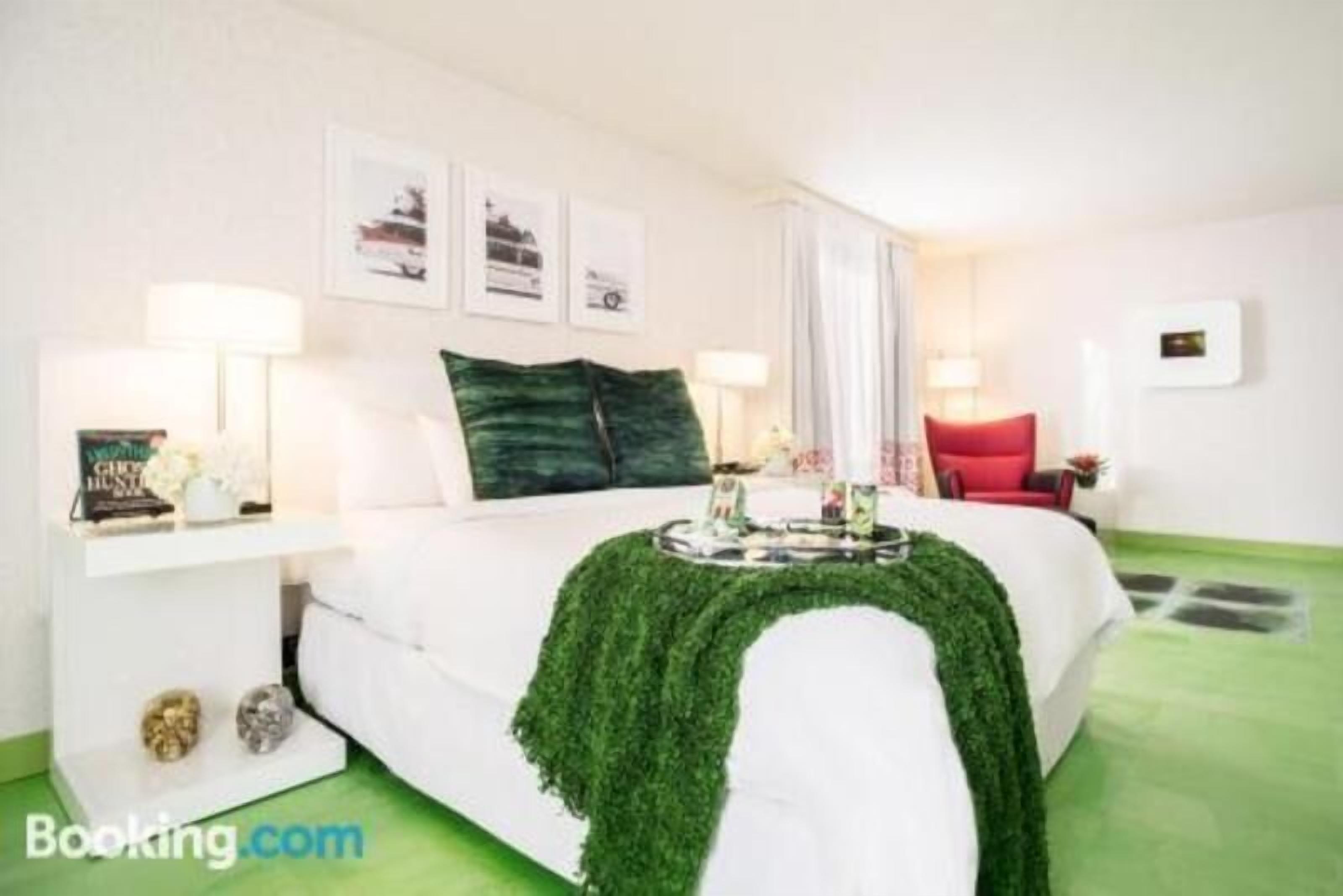 Hypo-allergenic bedding, in-room safe, desk, laptop workspace
