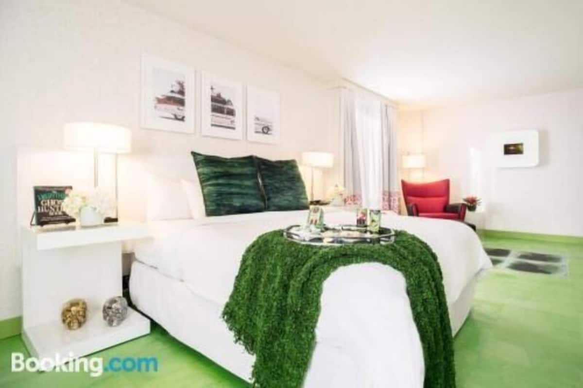 Hypo-allergenic bedding, in-room safe, desk, laptop workspace