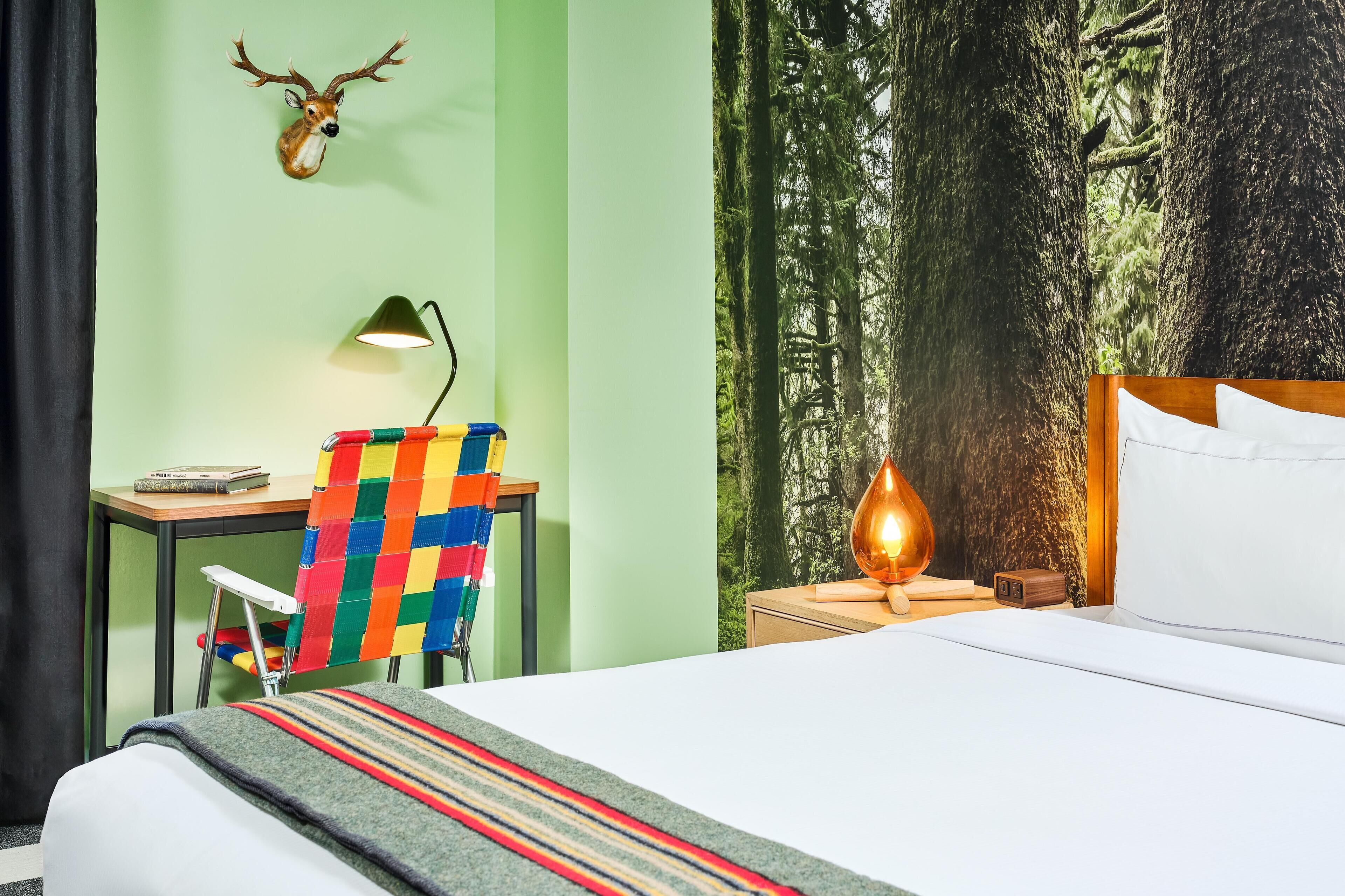 Room, 1 King Bed (Camp Curtis) | Ropa de cama hipoalergénica y caja de seguridad en la habitación 