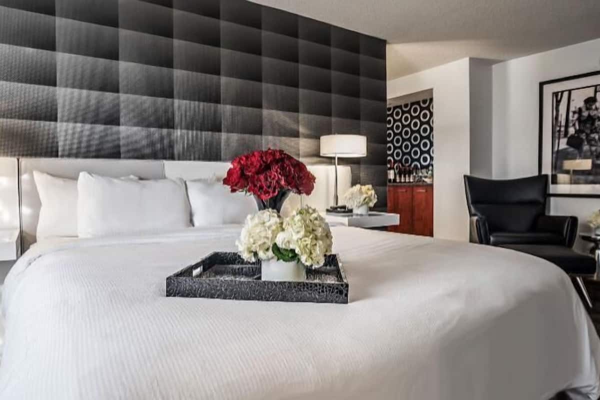 Hypo-allergenic bedding, in-room safe, desk, laptop workspace