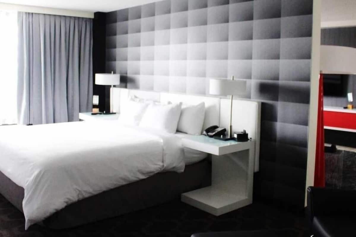 Hypo-allergenic bedding, in-room safe, desk, laptop workspace