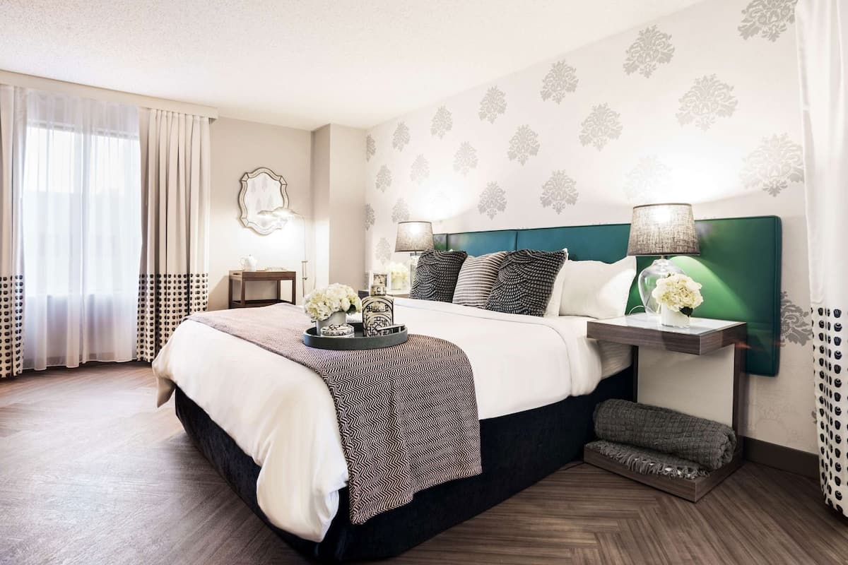 Hypo-allergenic bedding, in-room safe, desk, laptop workspace
