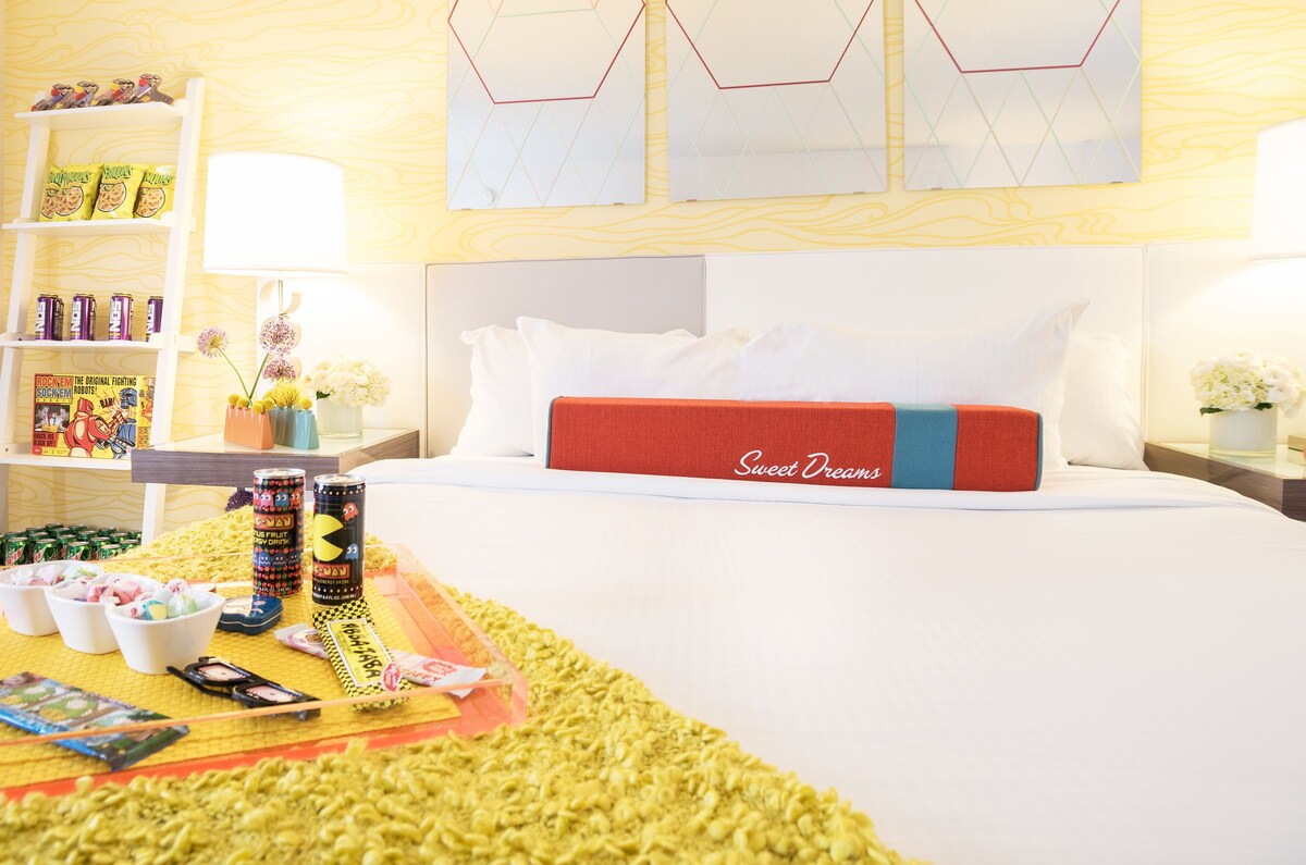 The Curtis Denver King Bed Recess Room