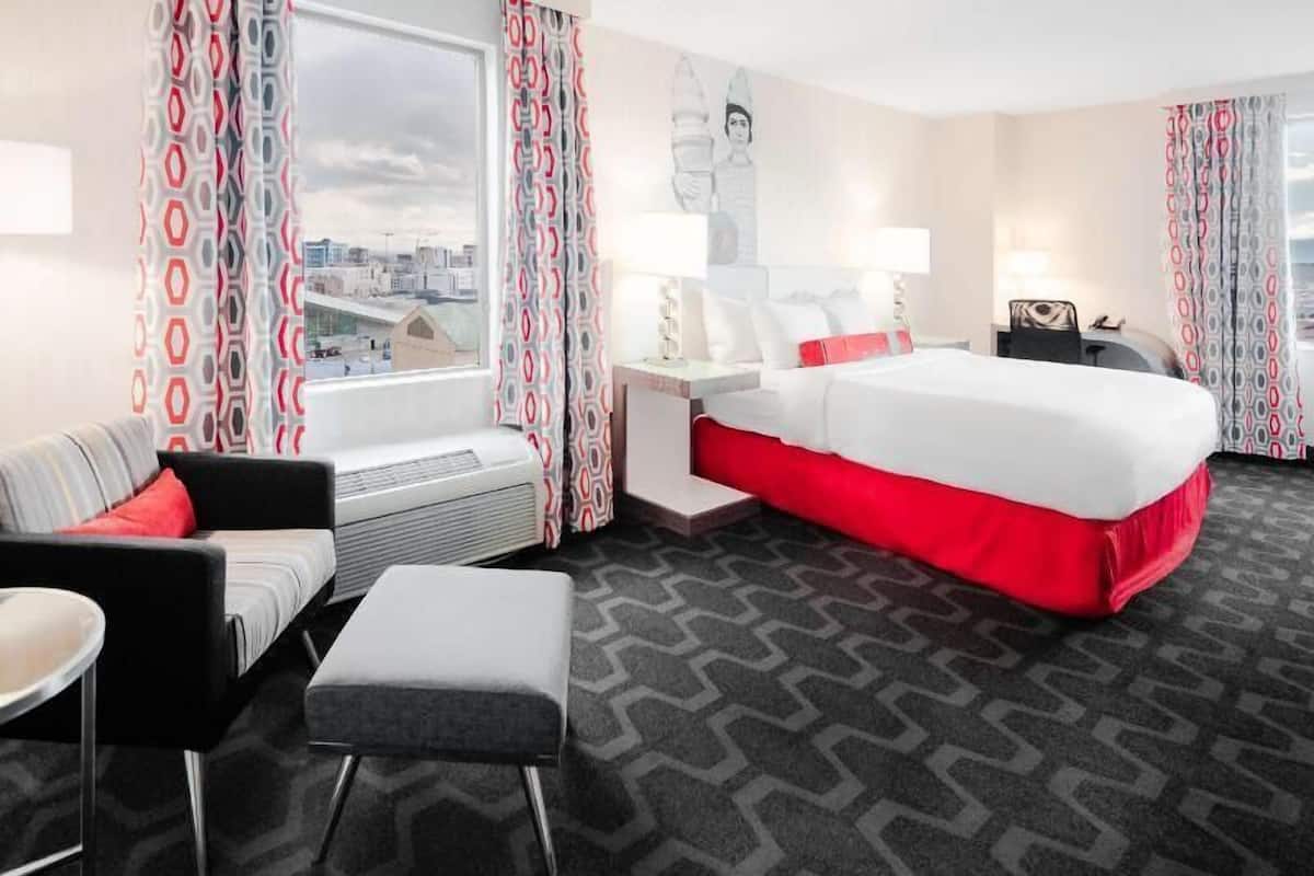 Hypo-allergenic bedding, in-room safe, desk, laptop workspace