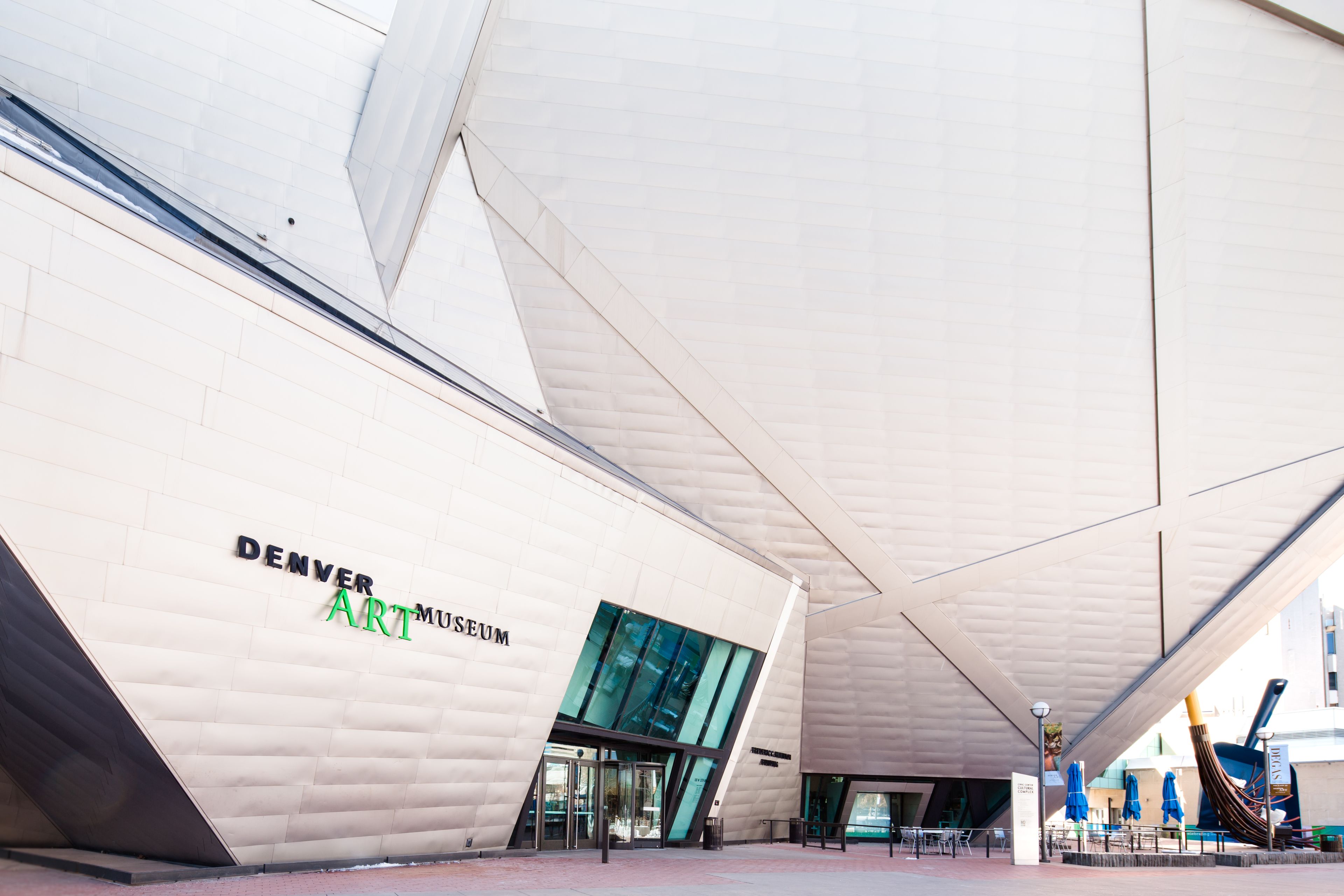 Das Denver Art Museum mit moderner Architektur, darunter eine markante Glasfassade und eine einzigartige Dachkonstruktion.