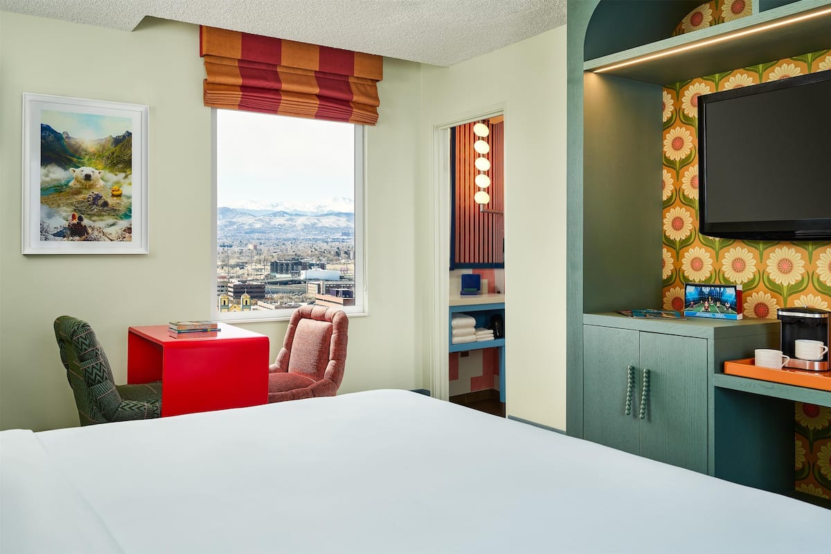 Hypo-allergenic bedding, in-room safe, desk, laptop workspace