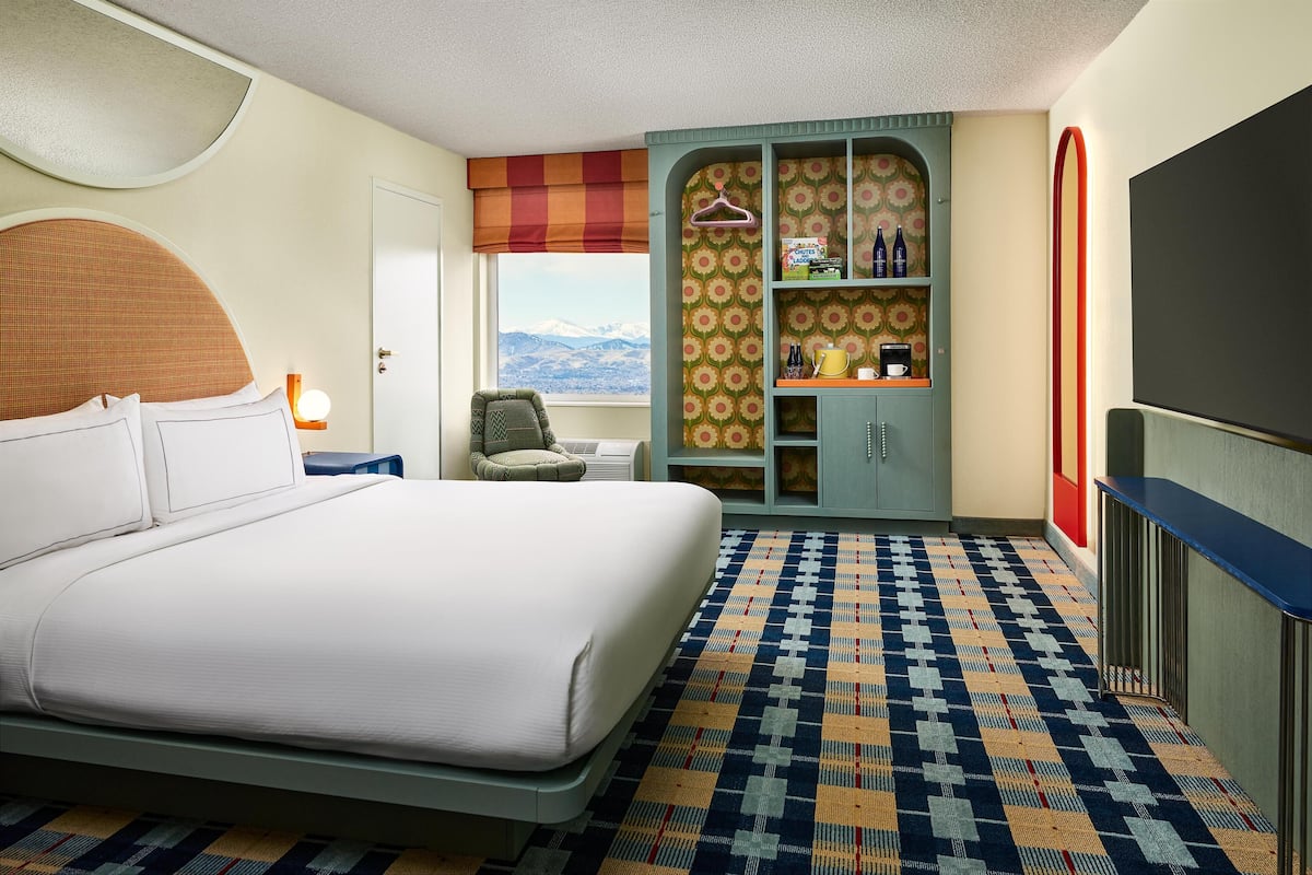 Hypo-allergenic bedding, in-room safe, desk, laptop workspace