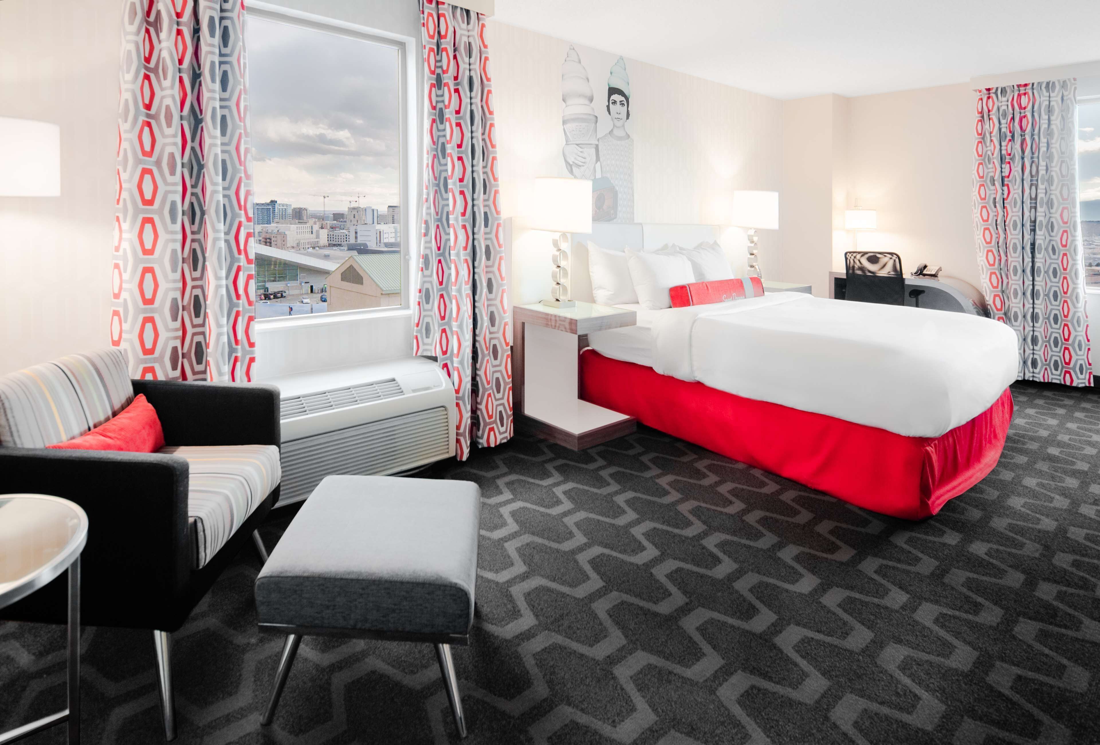 Hypo-allergenic bedding, in-room safe, desk, laptop workspace