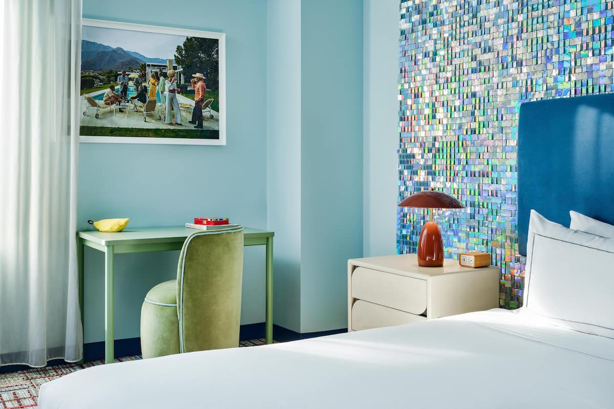 Rom, 1 kingsize-seng, hjørnerom | Allergitestet sengetøy, safe på rommet og skrivebord